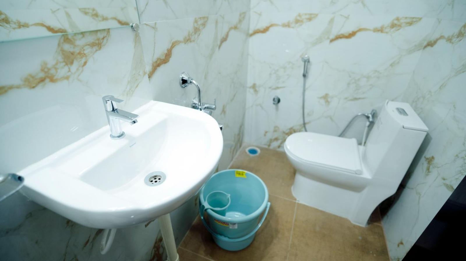 Divya Comforts- 2Bhk Tirupati Luaran gambar